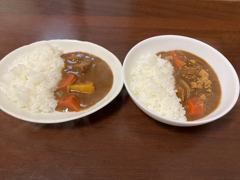 中辛カレーと大人のカレースパイスをふりかけたもの