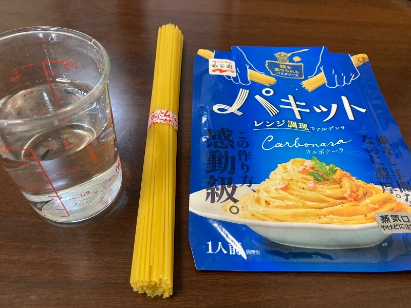 パキットと麺と水