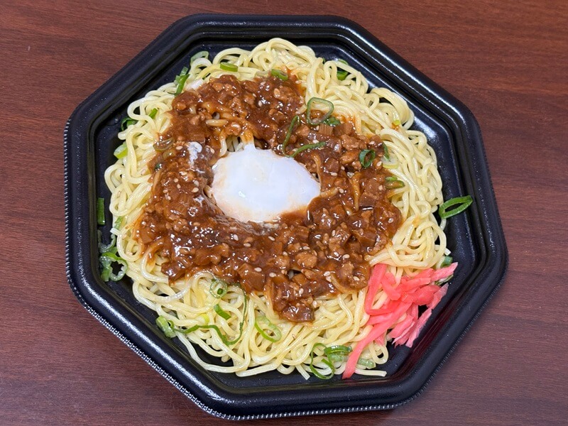 ハローズのジャージャー麵(半熟玉子入)